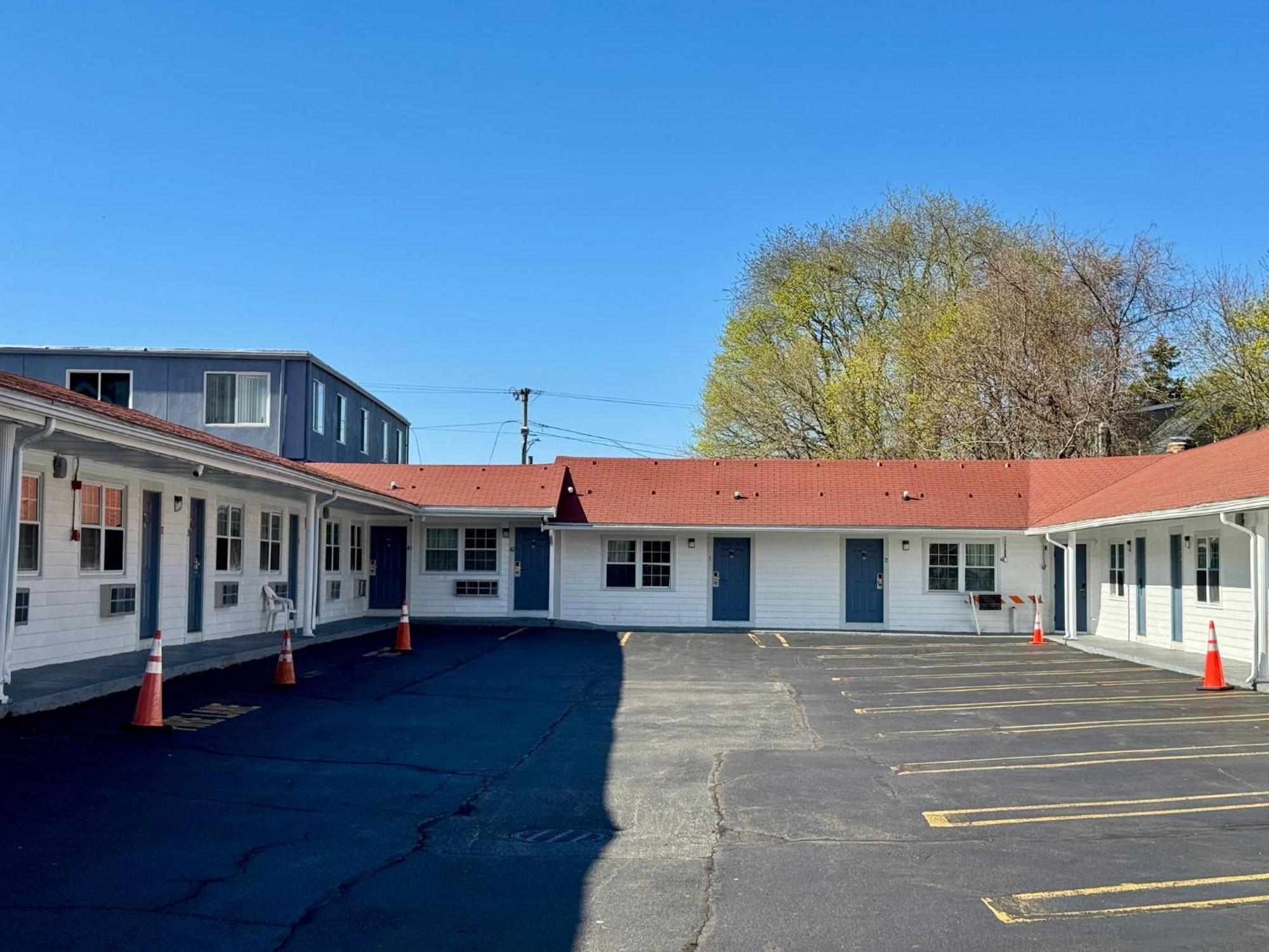 Chisholm'S Motor Inn Saugus Exterior photo