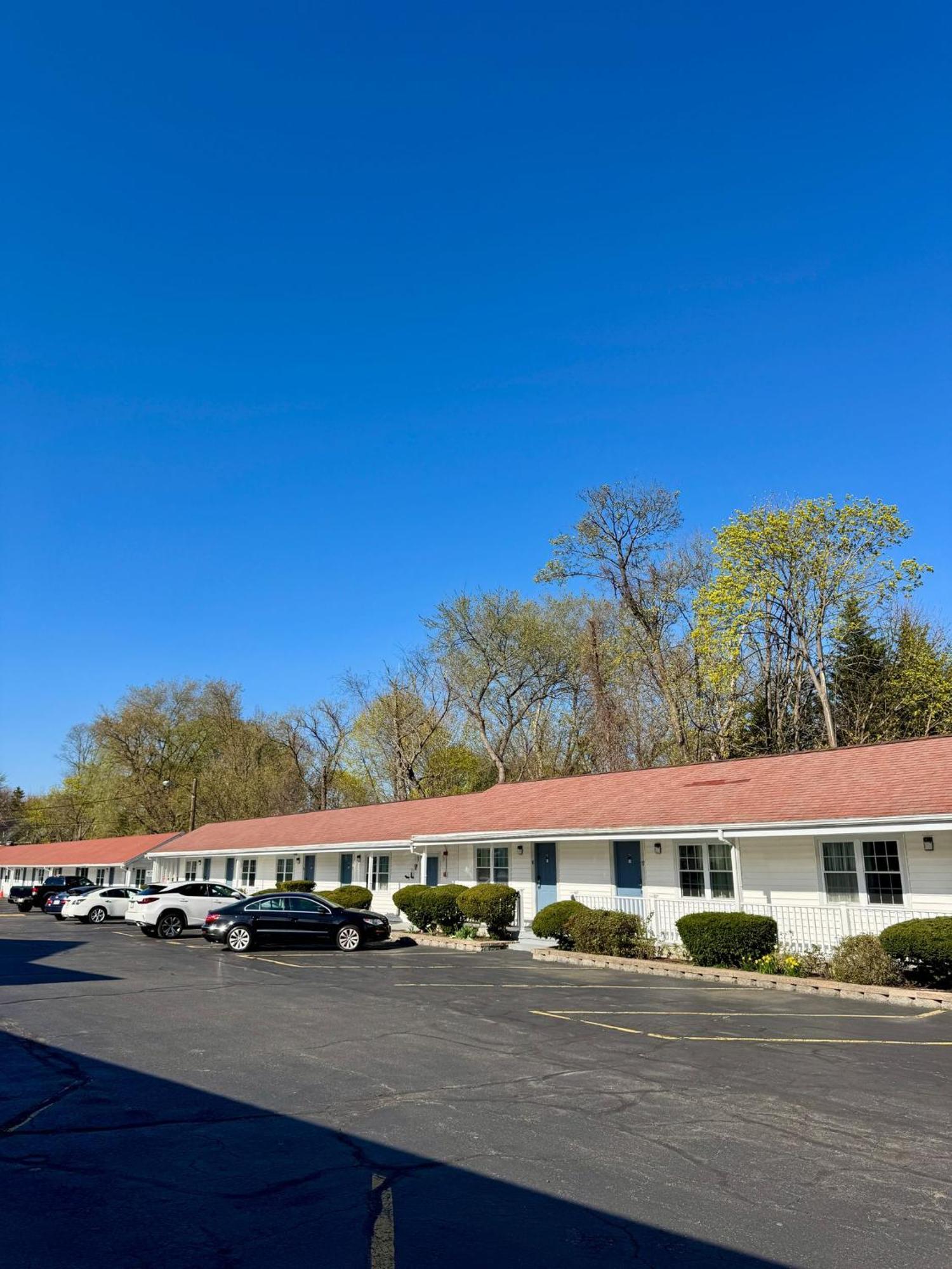 Chisholm'S Motor Inn Saugus Exterior photo