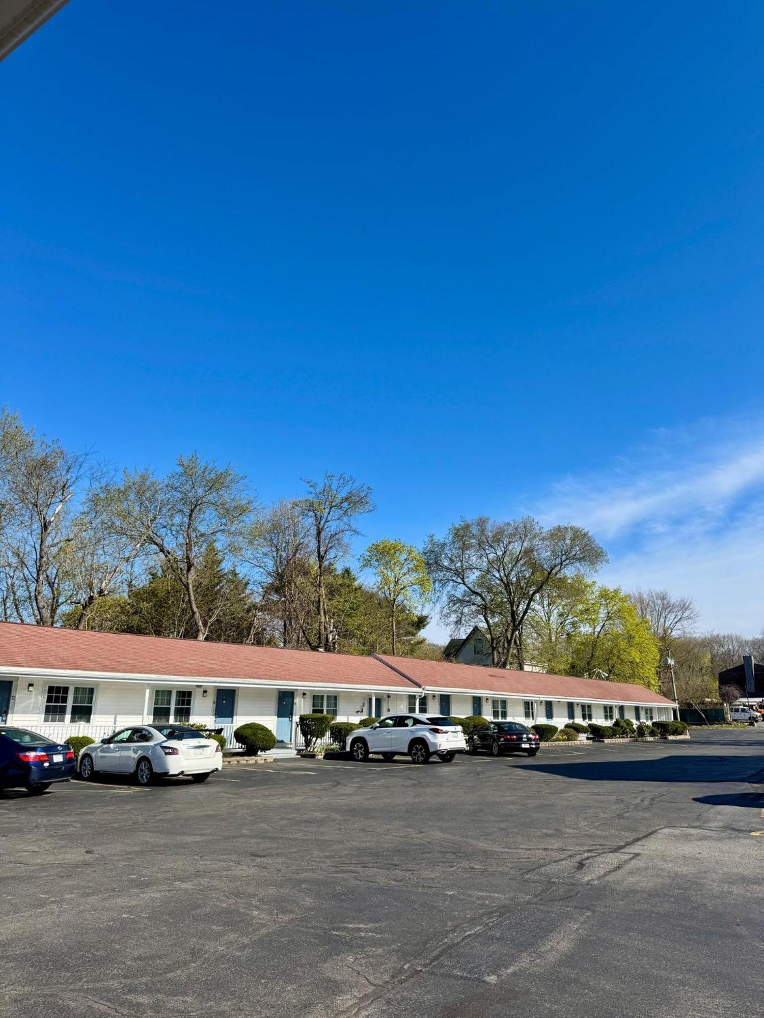 Chisholm'S Motor Inn Saugus Exterior photo