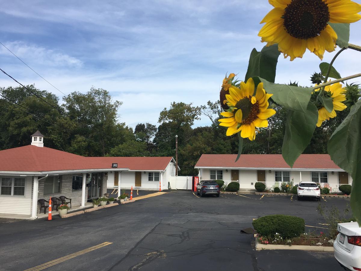 Chisholm'S Motor Inn Saugus Exterior photo