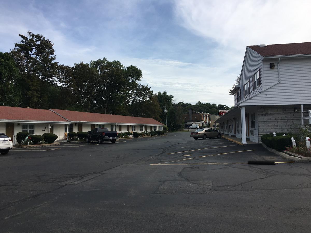 Chisholm'S Motor Inn Saugus Exterior photo