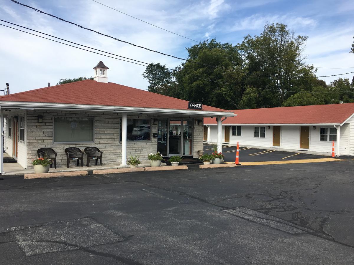 Chisholm'S Motor Inn Saugus Exterior photo